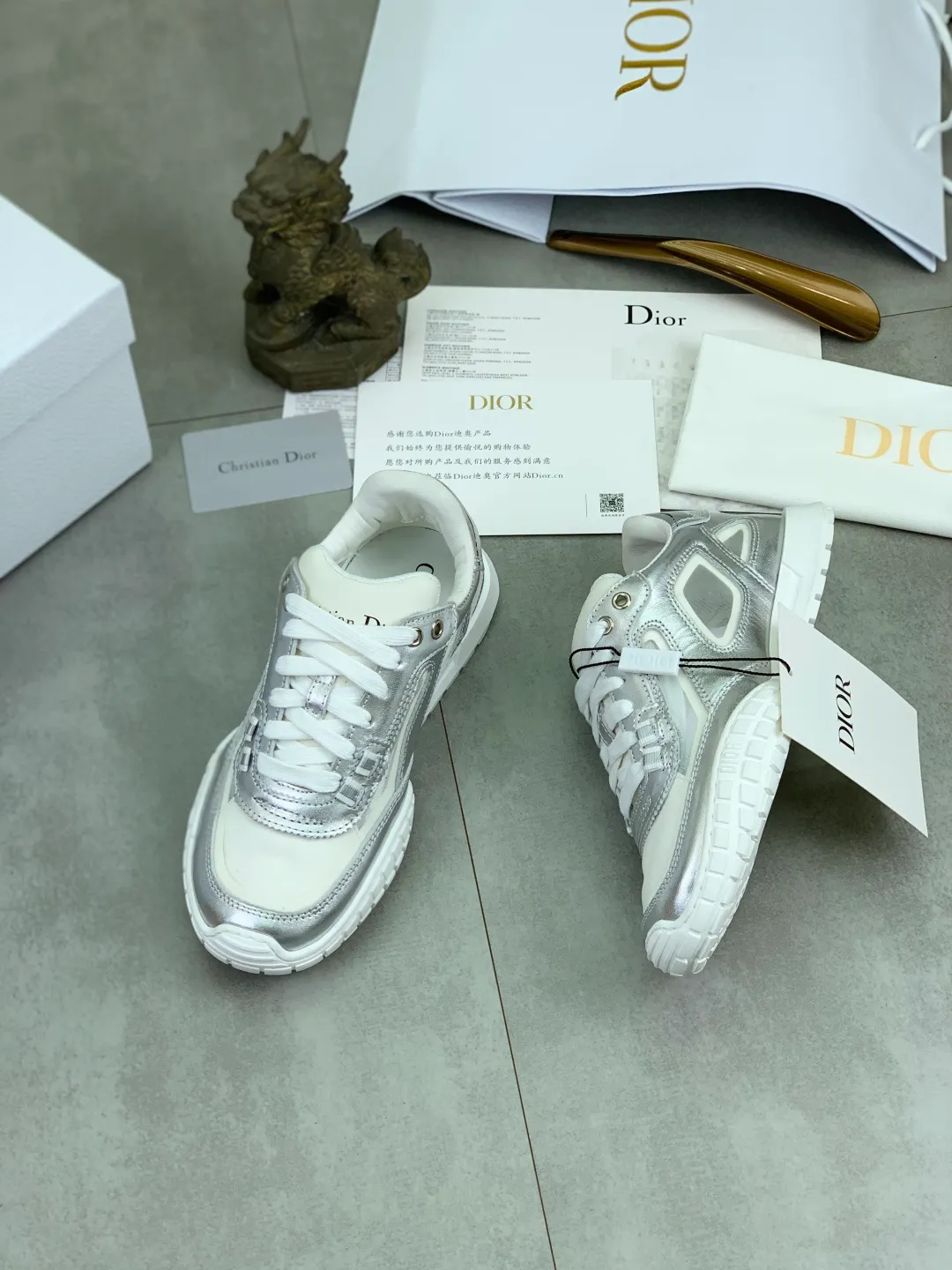 Men's men's shoes P520 new Dior Tech sneakers 2026 early spring series new products, with fashionable details, highlighting retro aesthetics. The light beige anti-suede cow leather upper is spliced ​​with apricot transparent mesh fabric on the side. The upper window edge is adhered with high-frequency flat ironing and back-pressure. It replicates the original craftsmanship, making it beautiful and comfortable without falling off. The interior is made of sheep lining of the same color, which is soft and comfortable. The heel and tongue are embellished with the Paris logo. The textured TPU soles with the same color logo. The high-end version is exquisitely packaged, adding a high-end style.  Code number: 35-46
